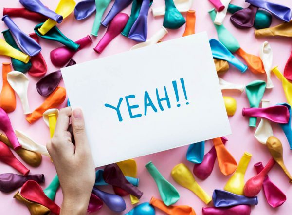 Napis-na-kartce-z-balonami-w-tle