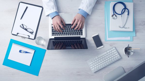 Praca-przy-laptopie-telefon-notatki-szklanka-z-woda