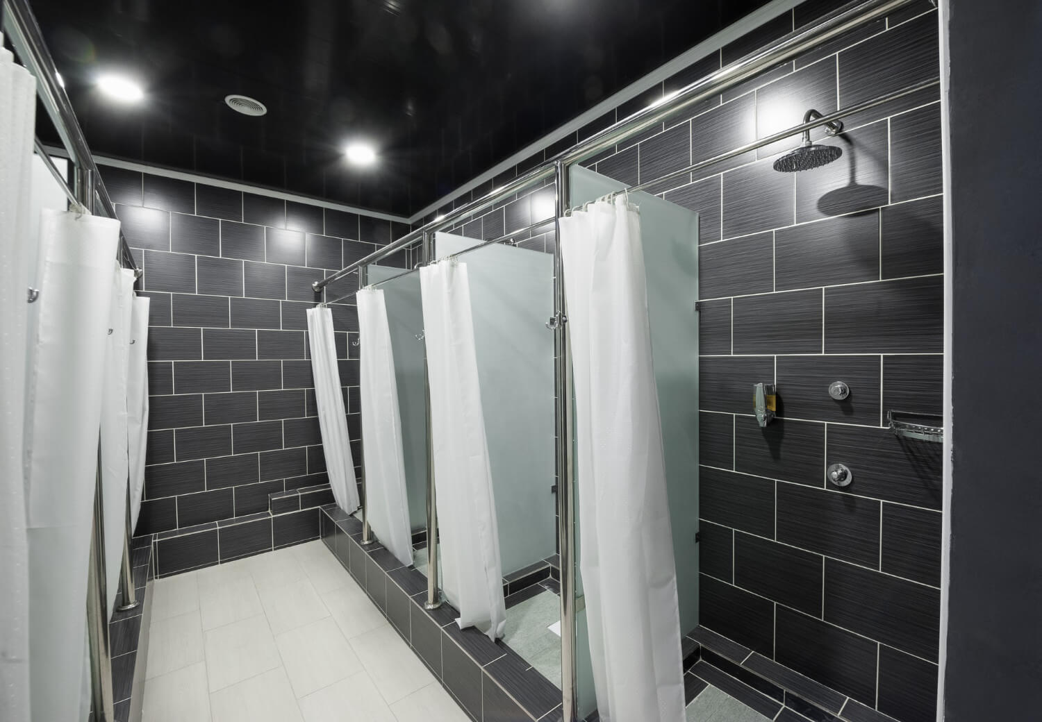 Najlepsze rozwiązania dla kabin prysznicowych w przestrzeniach publicznych