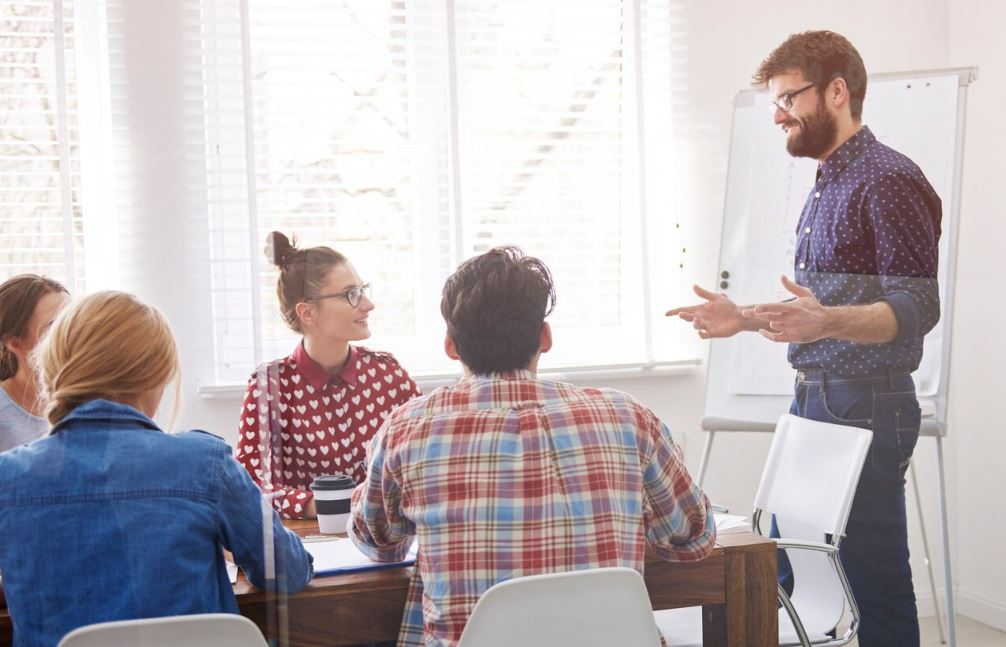 Jakie są najnowsze trendy w szkoleniach sprzedażowych i jak je wykorzystać w firmie?