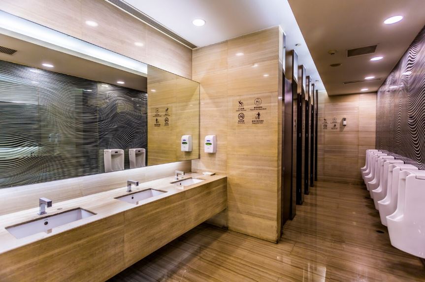 Higiena i bezpieczeństwo w kabinach sanitarnych – jak sprostać normom?