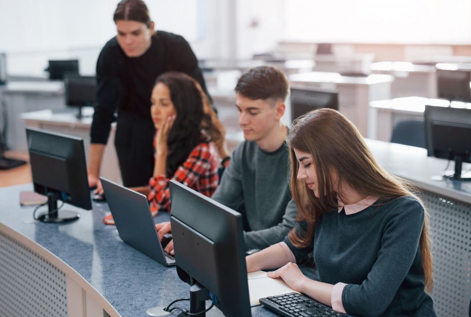 Technologia informacyjna a informatyka – czy potrzebne są osobne podręczniki?